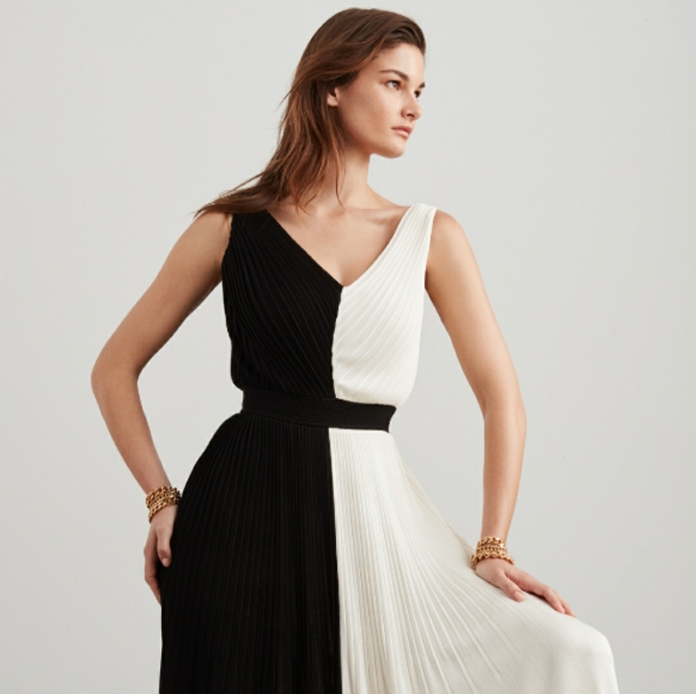 NWT St. John Black and Cream Pleated Plisse Knit Maxi Dress size 10